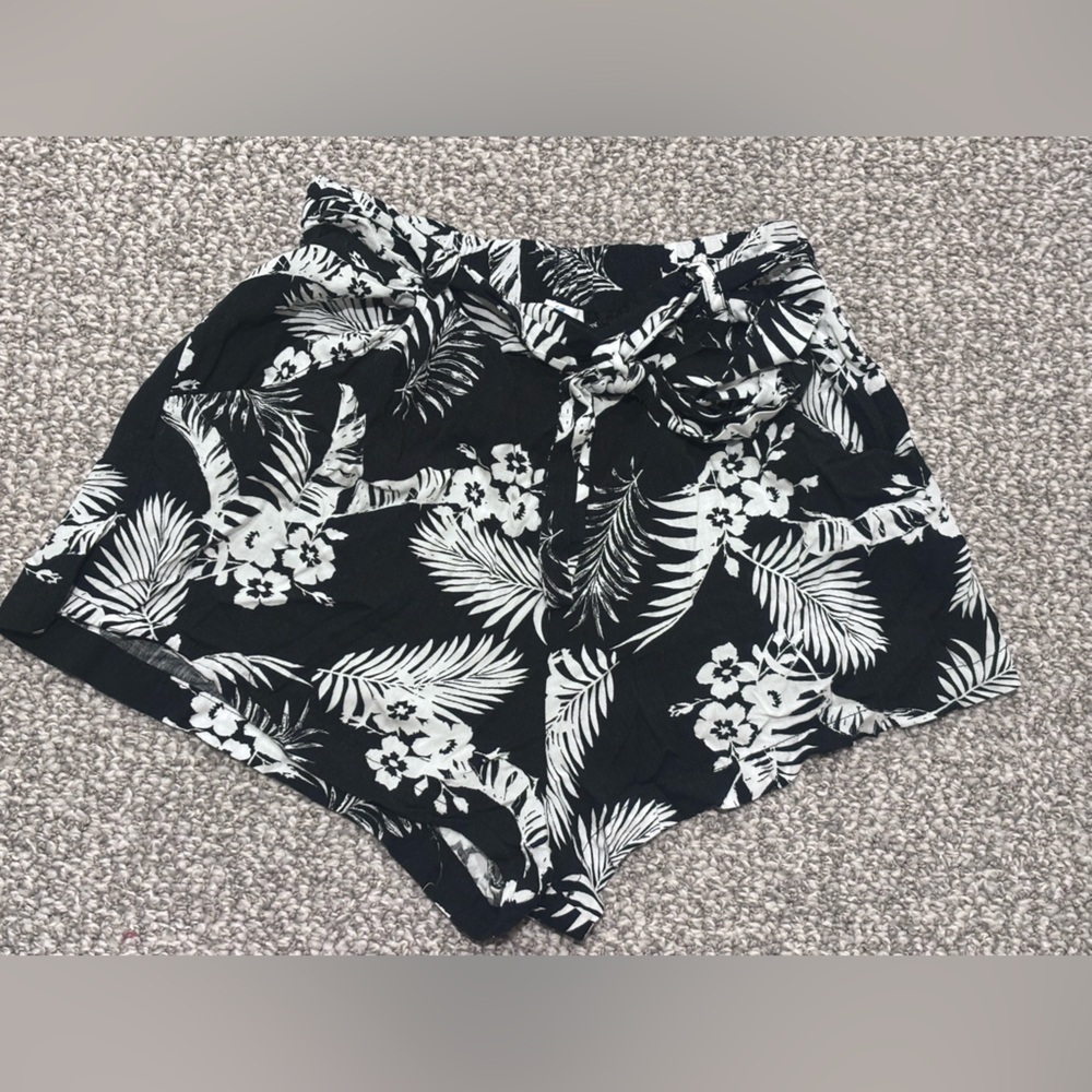 Francesca's Collections Black and White Tropical Print Shorts - Picture 6 of 11